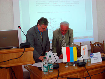 conf1.jpg (28206 bytes)